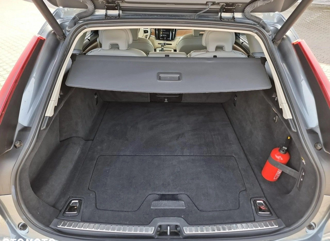 Volvo V90 cena 149000 przebieg: 106117, rok produkcji 2019 z Sieraków małe 379